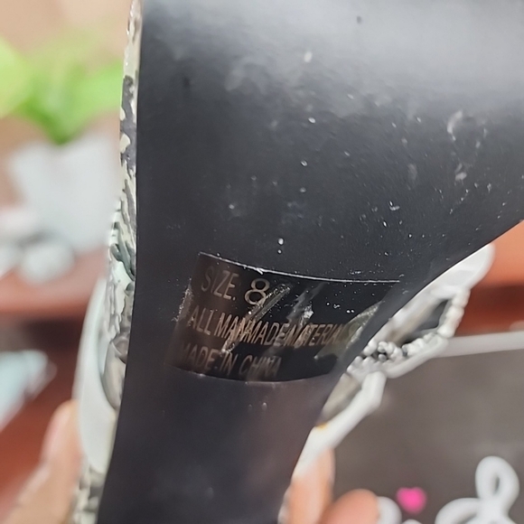 Beautiful Black And White Heels. Size 8 - Picture 5 of 7